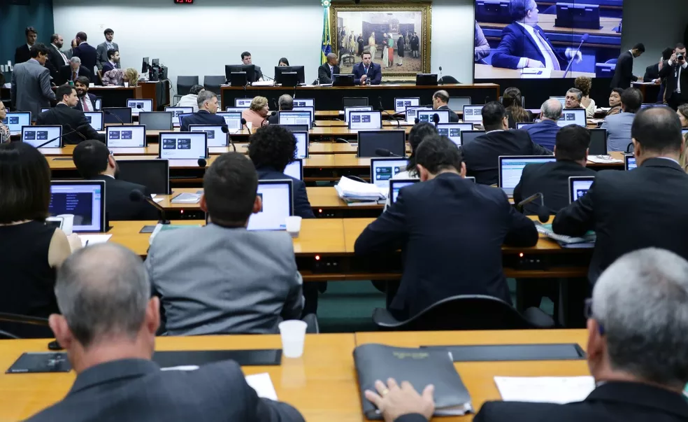 CCJ aprova proposta que proíbe incluir nome de novo cônjuge em registro de divórcio